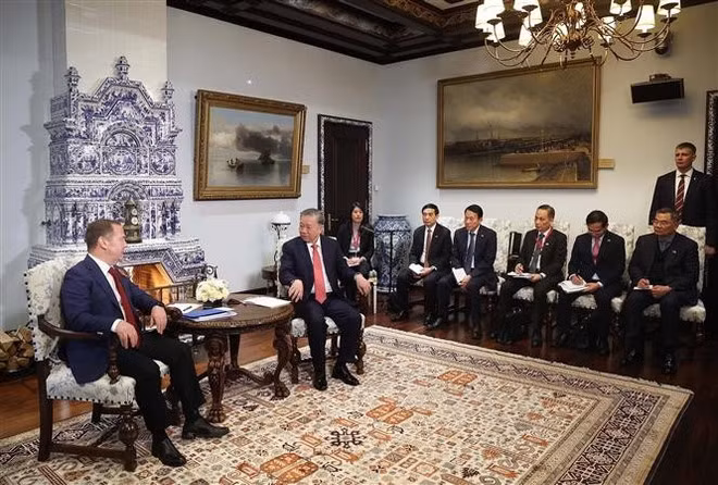 The meeting between General Secretary of the Communist Party of Viet Nam (CPV) To Lam and Dmitry Medvedev, Chairman of the United Russia Party (URP) and Deputy Chairman of the Security Council of Russia, in Moscow on May 9. (Photo: VNA)