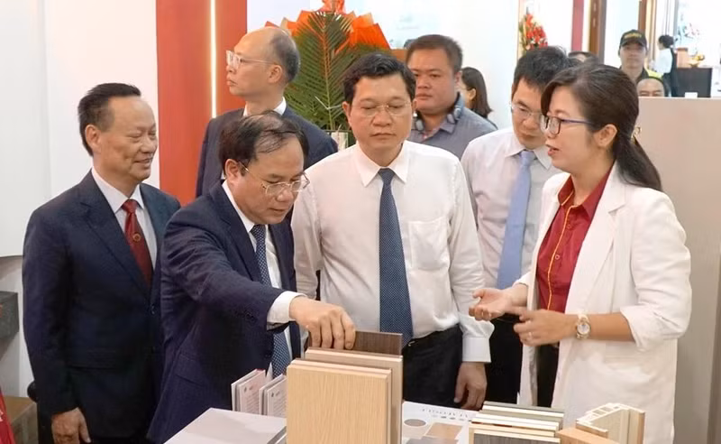 Visitors at the exhibition (Photo: VNA)