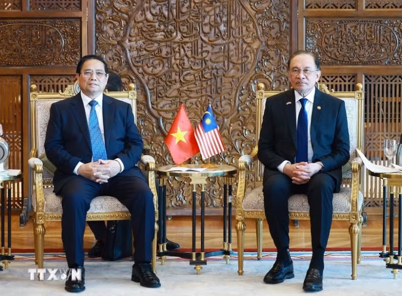 PM Pham Minh Chinh (L) and his Malaysian counterpart Anwar Ibrahim. (Photo: VNA)