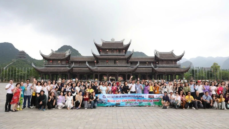 Participants of the Ha Nam tourism survey delegation