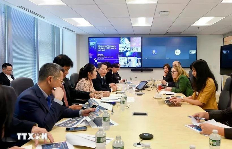 Deputy Minister of Finance Cao Anh Tuan holds a working session with Intel Corporation. (Photo: VNA)