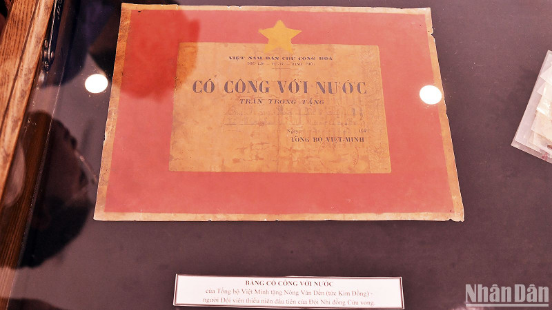 Kim Dong’s certificate of merit on display at “Vietnamese Children steadily marching into the new era” exhibition