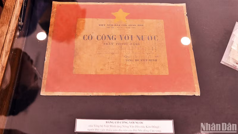 Kim Dong’s certificate of merit on display at “Vietnamese Children steadily marching into the new era” exhibition