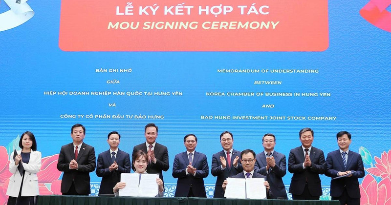 Korean and Vietnamese enterprises sign memoranda of understanding (MOUs) on investment cooperation within the framework of the event "Meet Korea 2025" in Hung Yen province on May 14. (Photo: VNA)