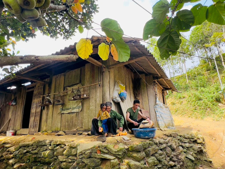 Previously, Dinh’s entire family lived together in a dilapidated bamboo house.