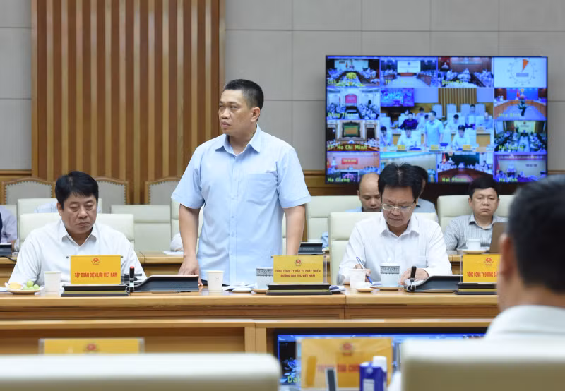 General Director of Viet Nam Expressway Corporation (VEC), Pham Hong Quang, delivers a presentation.