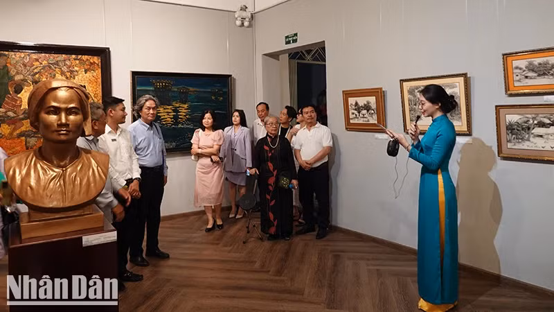 Delegates visit the exhibition. (Photo: MANH HAO)