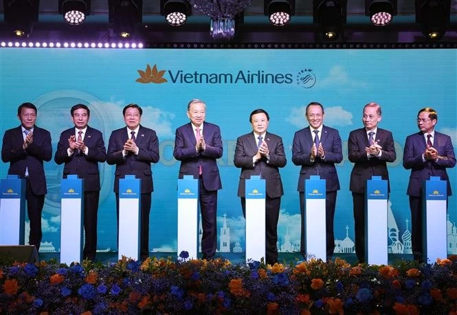 Party General Secretary To Lam (fourth from left) and officials at the launch of the Ha Noi – Moscow direct air route on May 9. (Photo: VNA)