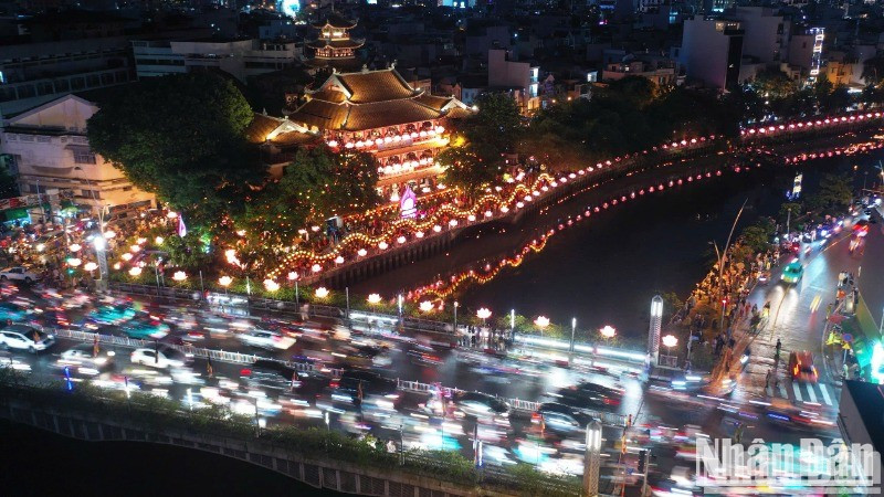 Phap Hoa Pagoda aglow as thousands celebrate Vesak with floating lanterns