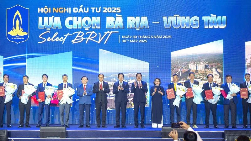 On this occasion, investment certificates were awarded to several enterprises.
