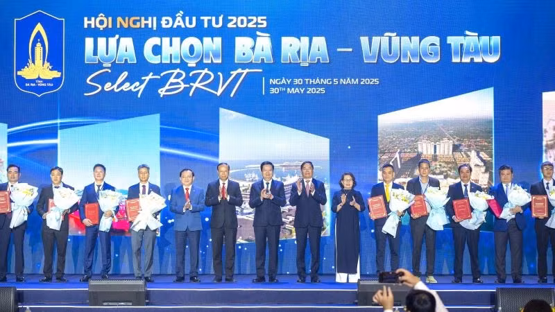 On this occasion, investment certificates were awarded to several enterprises.