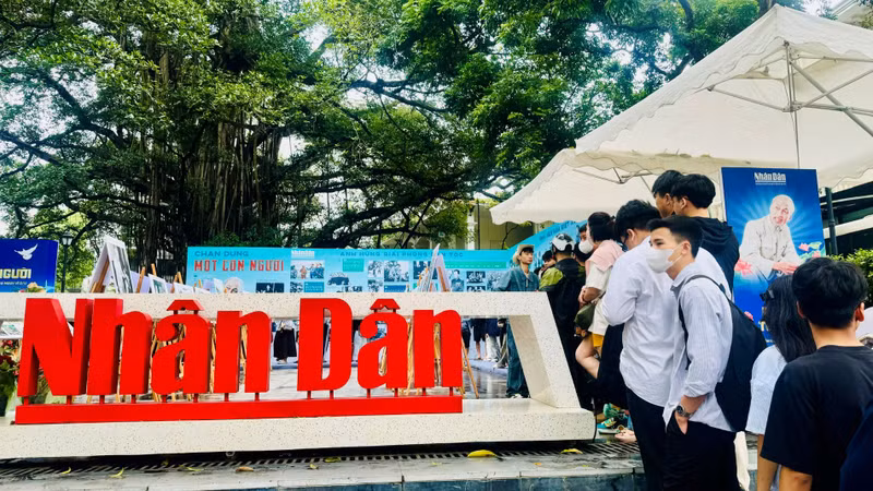 A large number of young people queue to visit the exhibition and receive the special edition dedicated to President Ho Chi Minh. (Photo: HNV)