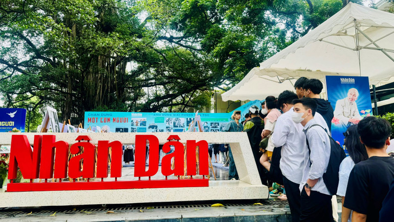 A large number of young people queue to visit the exhibition and receive the special edition dedicated to President Ho Chi Minh. (Photo: HNV)