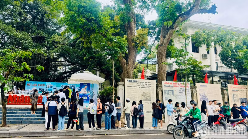 Public interest in commemorative and historical tribute activities is reflected in these images. (Photo: HNV) Public interest in commemorative and historical tribute activities is reflected in these images. (Photo: HNV)