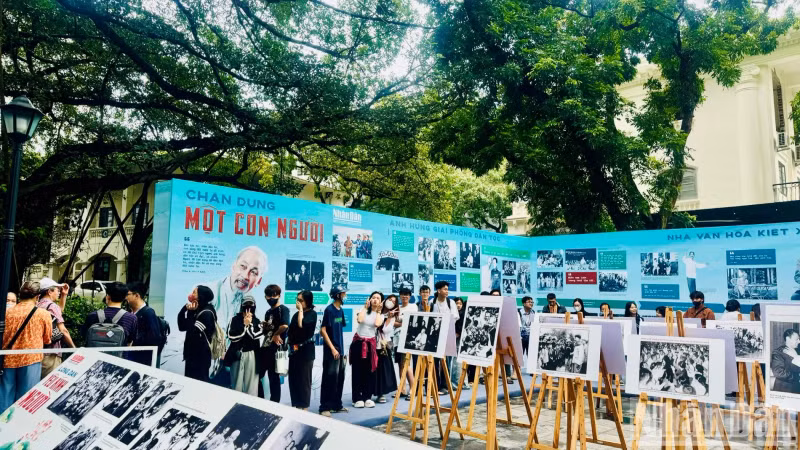 Crowds patiently queue to receive the special issue. (Photo: HNV) Crowds patiently queue to receive the special issue. (Photo: HNV)