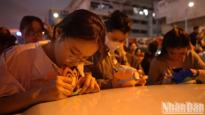 Families and young people gathered at Phap Hoa Pagoda to offer prayers for health and peace. The event reflects the enduring spiritual values of the Buddhist faithful.