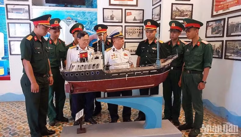Beside the model of ship 19-5 at the Viet Nam's Sea and Islands Exhibition Area, Military Zone 5 Museum, war veterans Pham Ngoc Cuu and Phan Xuan Ap recall the Truong Sa liberation campaign.