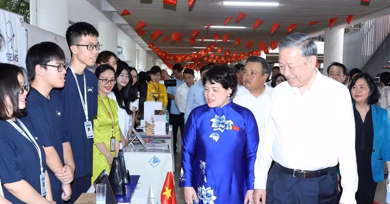 Party chief requests promoting innovation, digital transformation in schools