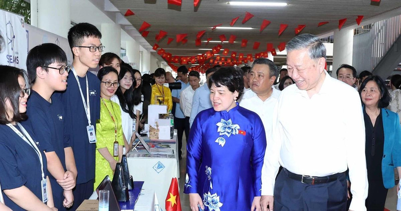 Party chief requests promoting innovation, digital transformation in schools