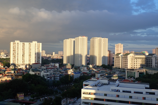 According to feedback from people and businesses, some construction projects remain prolonged due to cumbersome administrative procedures and high compliance costs. (Photo: VNA)