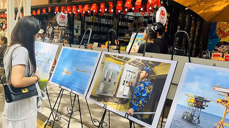 The exhibition captures the resilient and optimistic spirit of soldiers and civilians on the islands and DK1 platforms.