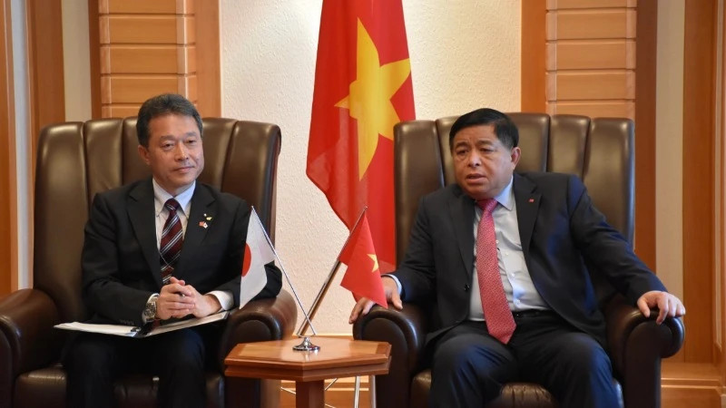 Deputy Prime Minister Nguyen Chi Dung meets Governor of Mie Prefecture Ichimi Katsuyuki. (Photo: Nguyen Tuyen/VNA)