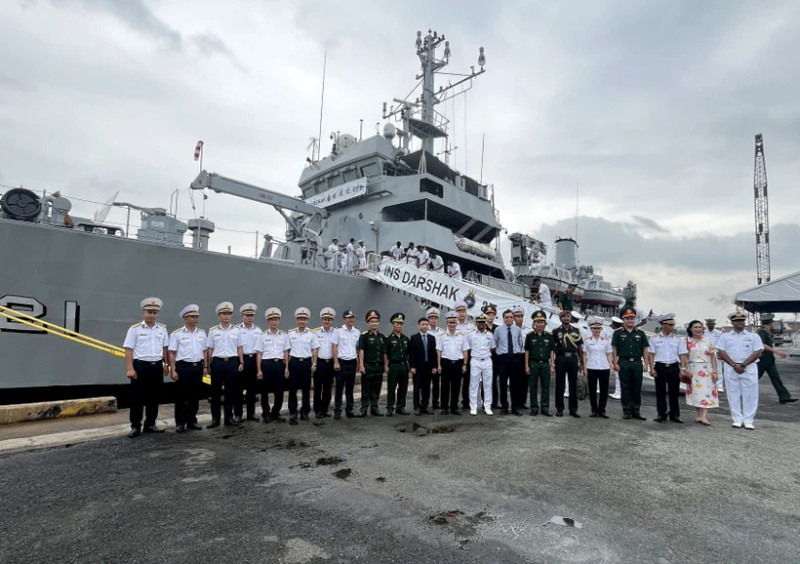 Crew members of the Indian Navy's ship INS Darshak and representatives of the High Command of the Viet Nam People's Navy, the HCM City Department of External Relations, and the Vietnamese Ministry of National Defence pose for a group photo. (Photo: VNA)