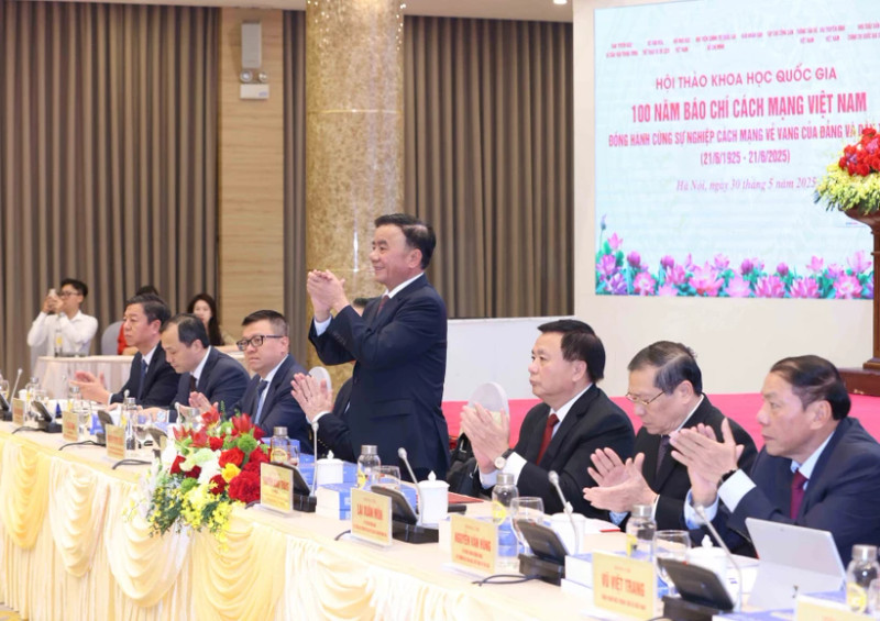 Politburo member, Permanent member of the Party Central Committee’s Secretariat Tran Cam Tu (standing) at the scientific seminar in Ha Noi on May 30. (Photo: VNA)