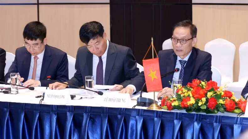 Le Hoai Trung, Member of the Party Central Committee and Chief of the Party Central Committee's Office (far right), speaks at the meeting. (Photo: VNA)