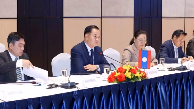 Thongsalith Mangnomek, Secretary of the LPRP Central Committee and Chief of the LPRP Central Office (second from left), speaks at the event. (Photo: VNA)