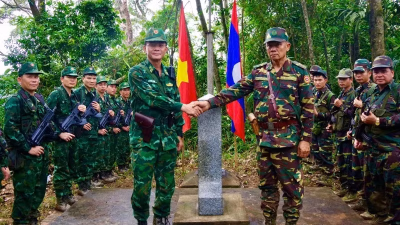The patrol conducts with absolute safety for personnel, weapons, equipment, vehicles, and documents. (Photo: Le Thach)