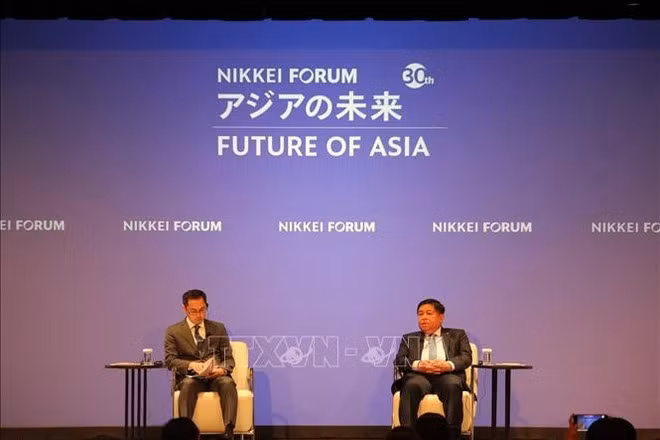 Deputy PM Nguyen Chi Dung (R) at the discussion session. (Photo: VNA)