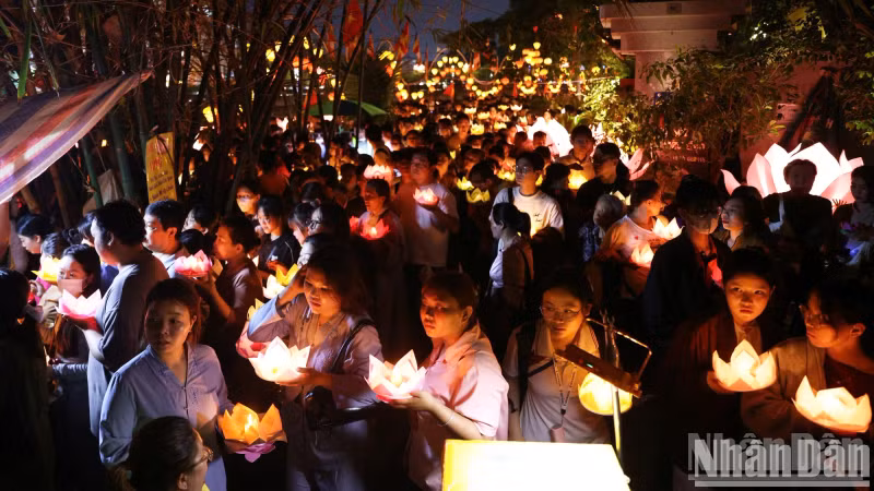 Thousands of Buddhists and locals flocked to the pagoda to mark Buddha’s birthday by releasing lanterns.