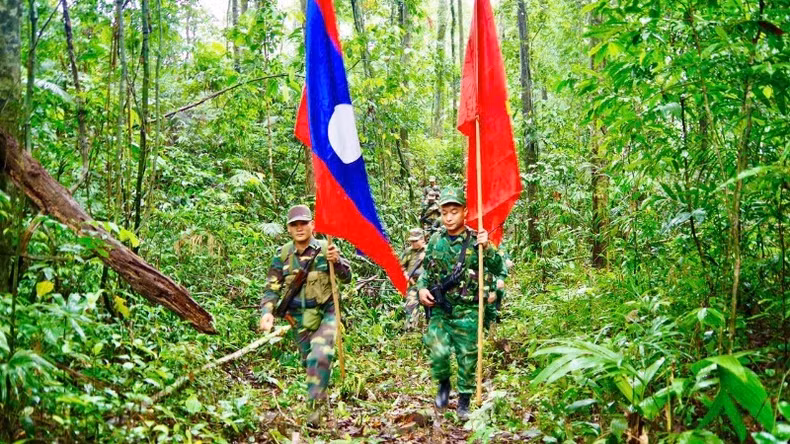 Joint patrol forces overcoming terrain and weather challenges. (Photo: Le Thach) Joint patrol forces overcoming terrain and weather challenges. (Photo: Le Thach)