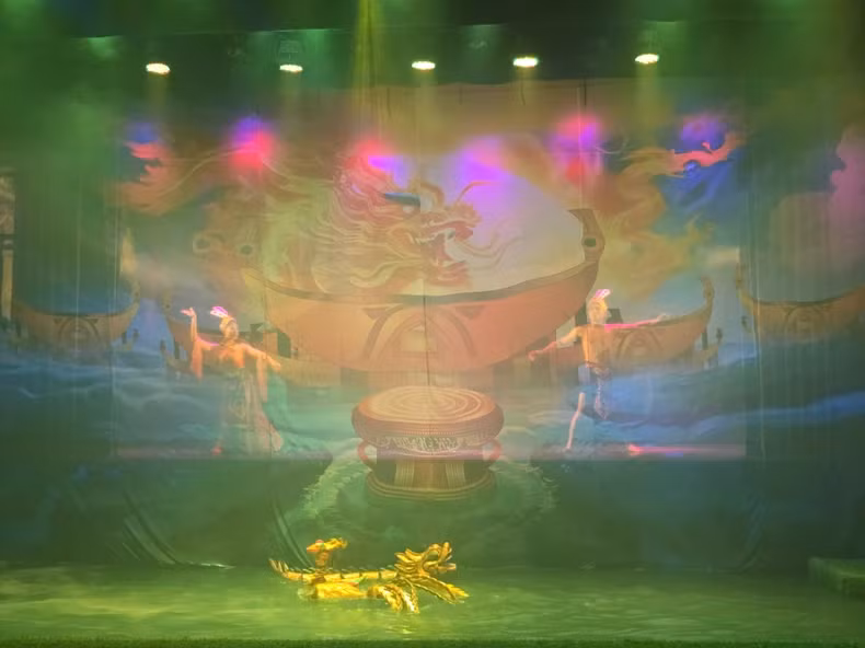 Over 200 artists and artisans participate in performances and exchanges, delivering captivating shows to the audience.