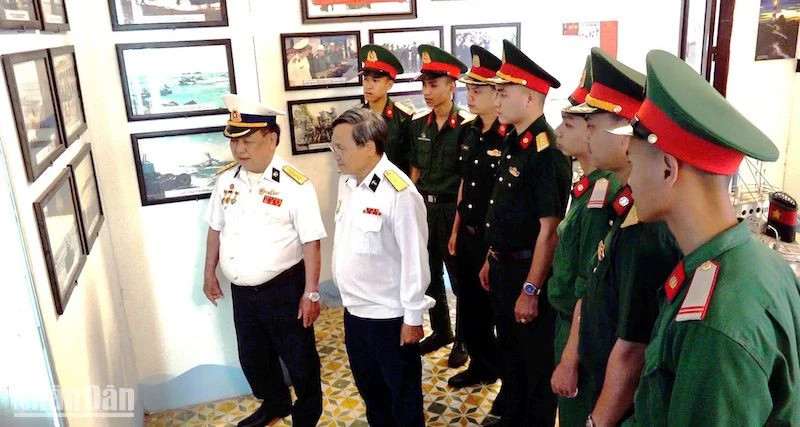 Colonel Phan Xuan Ap (in Navy uniform, left) recalls his participation in the liberation of Truong Sa.