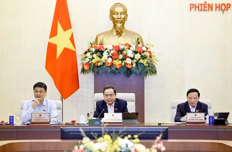 NA Chairman Tran Thanh Man (centre) at the 45th session of the NA's Standing Committee (Photo: VNA)