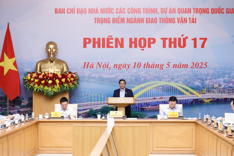 Prime Minister Pham Minh Chinh chairs the 17th meeting of the State steering committee for national key transport projects.