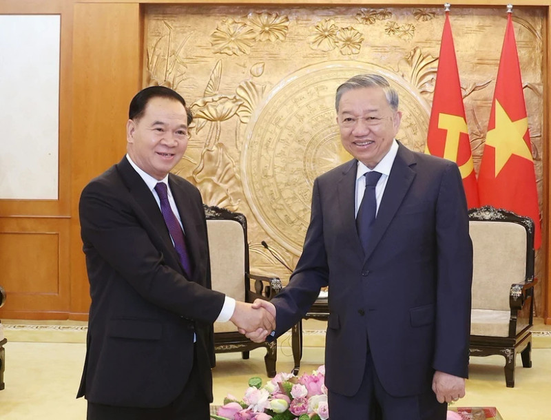 Party General Secretary To Lam (R) and Thongsalith Mangnomek, Secretary of the LPRP Central Committee and Chairman of the LPRP Central Committee's Office at their meeting in Ha Noi on May 30. (Photo: VNA)