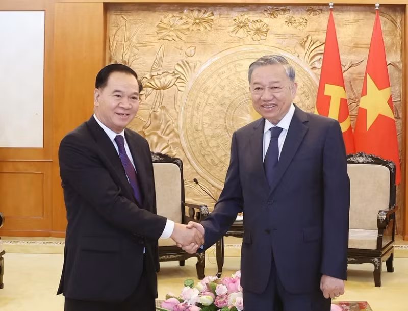 Party General Secretary To Lam (R) and Thongsalith Mangnomek, Secretary of the LPRP Central Committee and Chairman of the LPRP Central Committee's Office at their meeting in Ha Noi on May 30. (Photo: VNA)