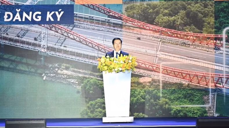 Deputy Prime Minister Mai Van Chinh speaks at the conference.