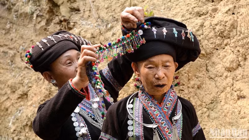 The blackened teeth tradition stems from the aesthetic ideals of Lao people.