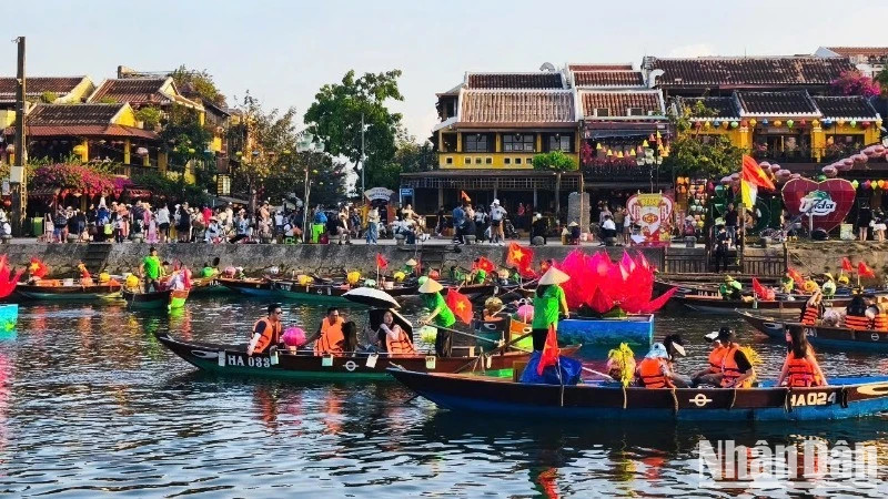 Tourists visit Hoi An Ancient Town during the holiday period. — (Photo: HUU TUAN)