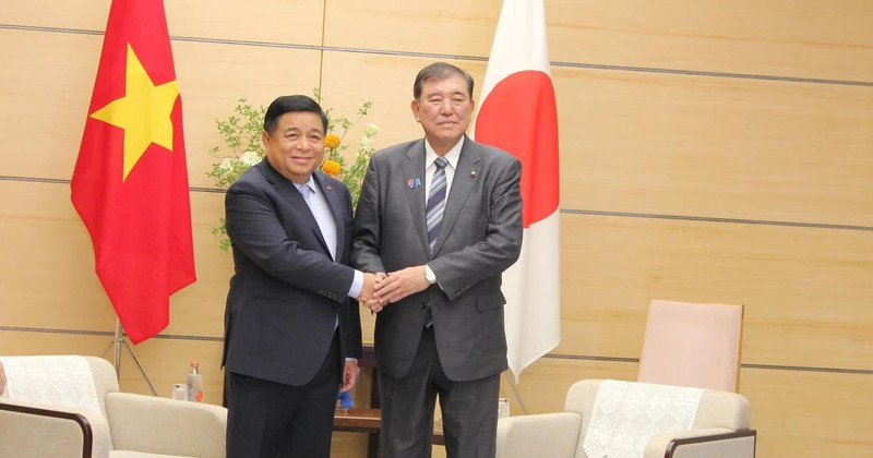 Deputy PM Nguyen Chi Dung (L) and Japanese PM Shigeru Ishiba. (Photo: VNA)