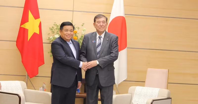 Deputy PM Nguyen Chi Dung (L) and Japanese PM Shigeru Ishiba. (Photo: VNA)