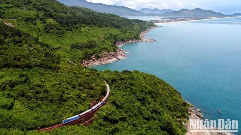 The train offers passengers the opportunity to admire scenic views along the way. (Illustrative photo: nhandan.vn)