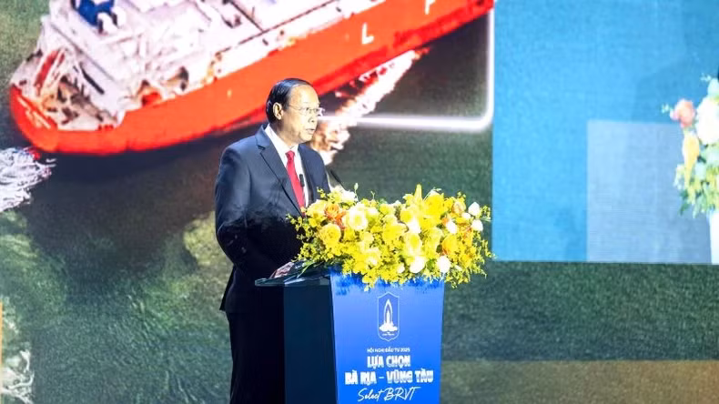 Nguyen Van Tho, Chairman of the Ba Ria – Vung Tau People’s Committee, speaks at the conference.