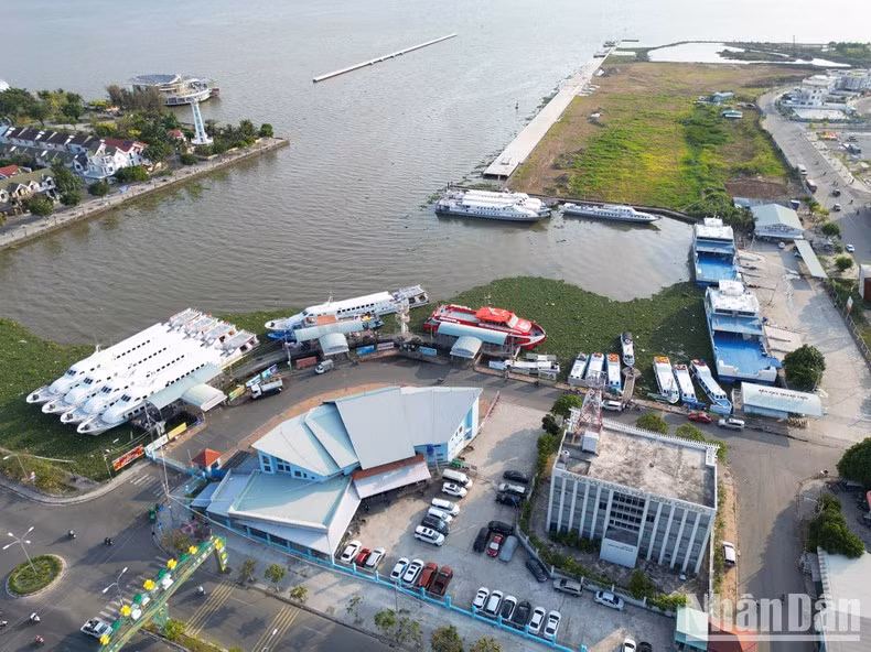 Rach Gia pier is not only a place for tourists to move to other islands of Kien Giang such as Hon Son, Nam Du, Hon Tre, and Phu Quoc but also a place for young people to check-in.