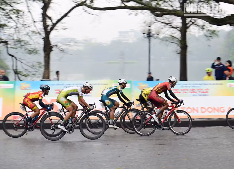 Athletes compete in the first stage with 25 laps around Hoan Kiem Lake.