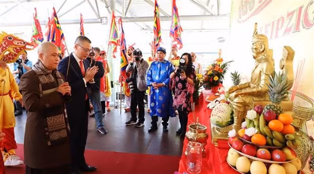 At the ceremony to commemorate the death anniversary of Hung Kings in Germany. (Photo: VNA)